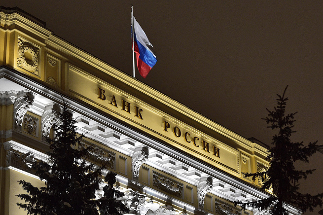ЦБ РФ оценил январское ослабление российской валюты