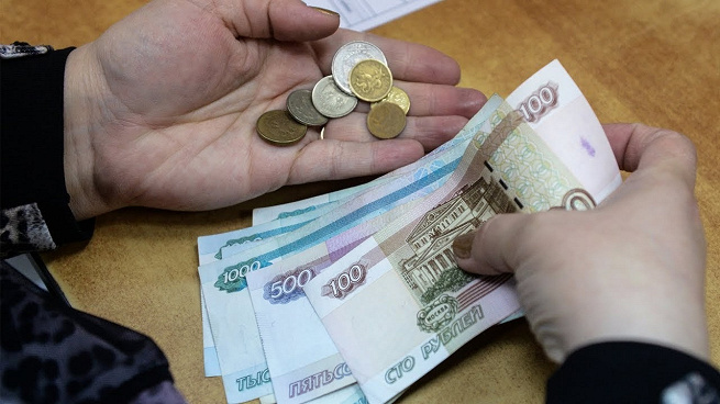 Во время пандемии более чем 50% россиян урезали зарплату