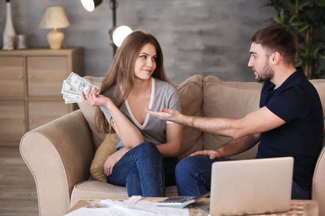 3 финансовых ошибки, которые могут пустить под откос ваши отношения