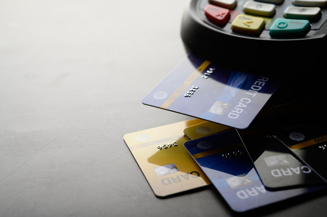 Выдачи кредитных карт достигли годового минимума
