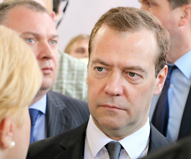 Медведев высказался за обсуждение идеи четырехдневной рабочей недели